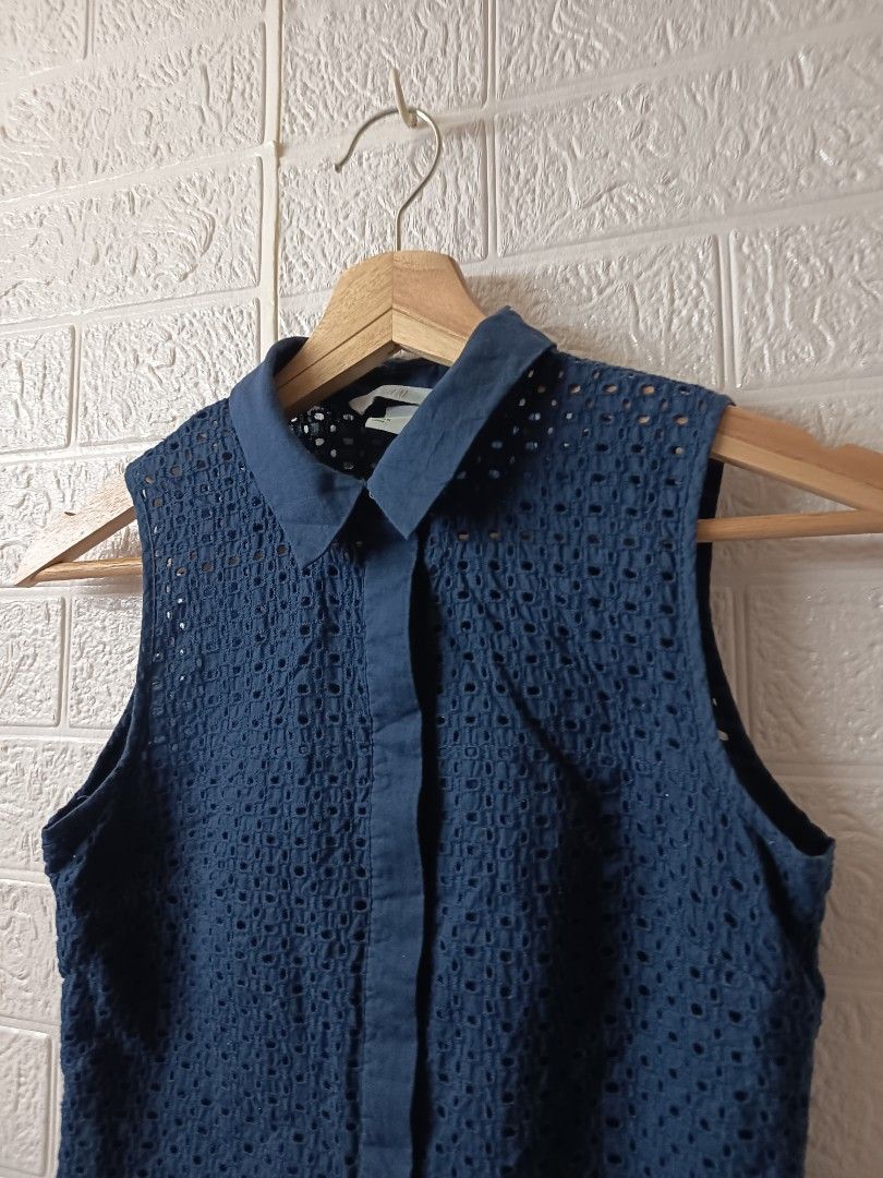 H&M navy blue sleeveless blouse (Category: Sleeveless) located in Caloocan City. Submitted by tintedberry (Listing ID 1464630054, Image 2). Description: .