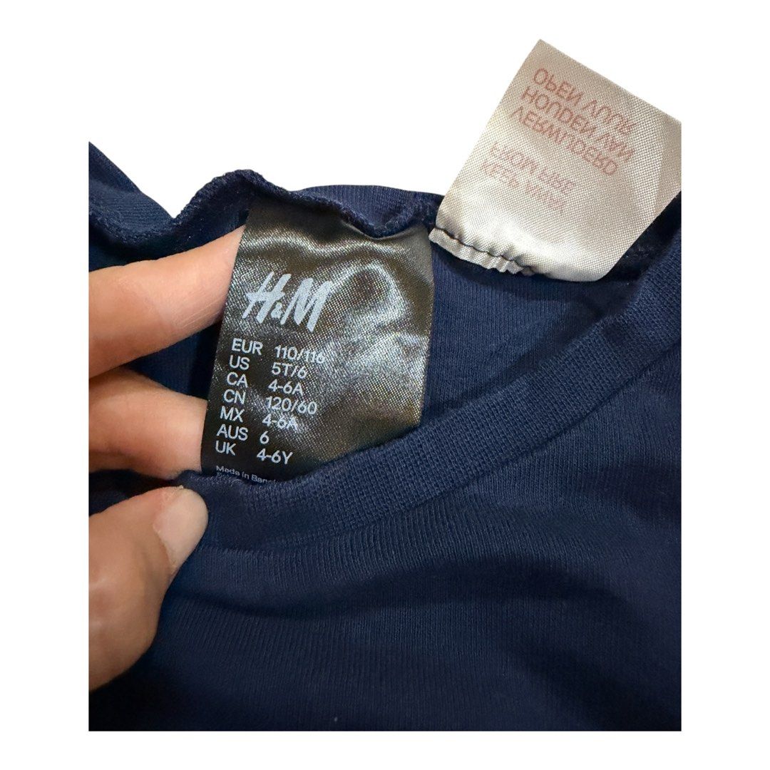 H&M Pajama toddler set (Category: Babies & Kids Fashion) located in Lipa City. Submitted by lifestyled (Listing ID 1464693593, Image 3). Description: H&M Pajama toddler set Size 5T/6 Top-Aa- 14” L- 17” Bottom- W-10.5” L-25.5” Color rate 8/10 💯 Authentic.