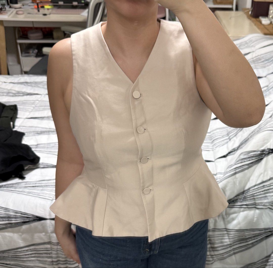 H&M peplum (Category: Sleeveless) located in Makati City. Submitted by martina.declutters (Listing ID 1464640423, Image 3). Description: .