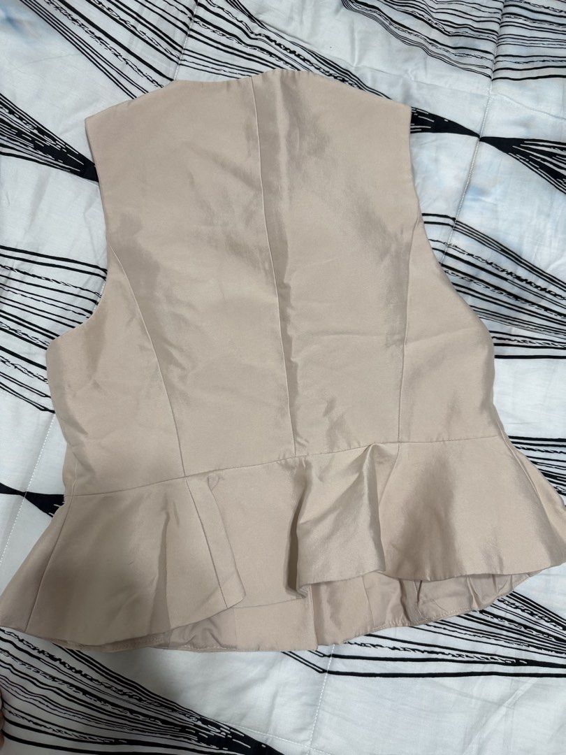 H&M peplum (Category: Sleeveless) located in Makati City. Submitted by martina.declutters (Listing ID 1464640423, Image 2). Description: .