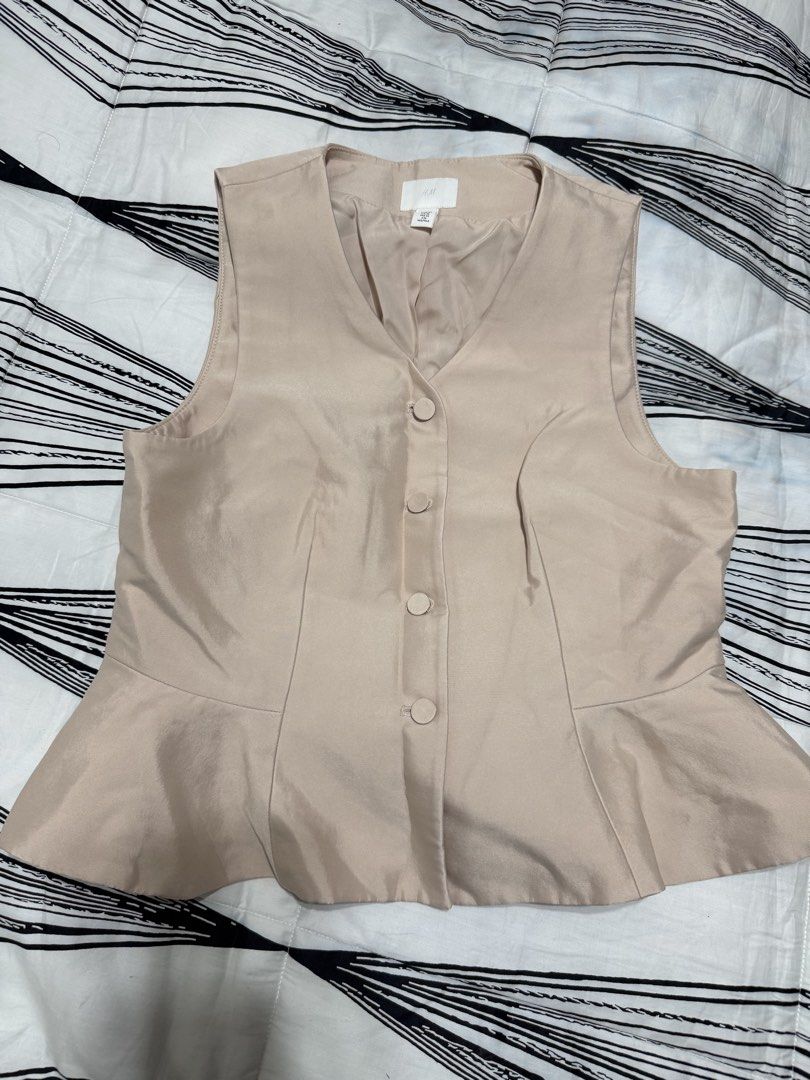 H&M peplum (Category: Sleeveless) located in Makati City. Submitted by martina.declutters (Listing ID 1464640423, Image 1). Description: .