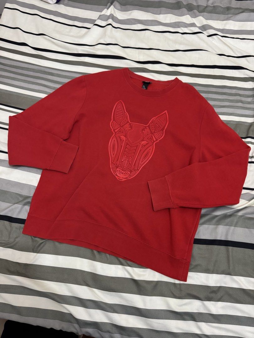 H&M Red Bull Terrier Graphic Sweatshirt (Category: Coats, Jackets and Outerwear) located in Bulacan. Submitted by alshopie (Listing ID 1464608207, Image 1). Description: - Red H&M sweatshirt - Features a striking bull terrier head graphic - Long sleeves with ribbed cuffs and hem - Cozy fleece lining inside for extra warmth - Ideal for everyday casual wear.
