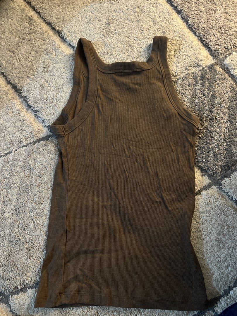 H&M Ribbed Tank Top - Brown (Category: Sleeveless) located in Quezon. Submitted by lovdogs (Listing ID 1464628207, Image 3). Description: - Brand: H&M - Style: Basic ribbed tank top - Color: Dark brown - Material: Stretchy and comfortable - Fit: True to size - Versatility: Perfect for layering or wearing on its own - Styling: Easy to pair with any outfit.