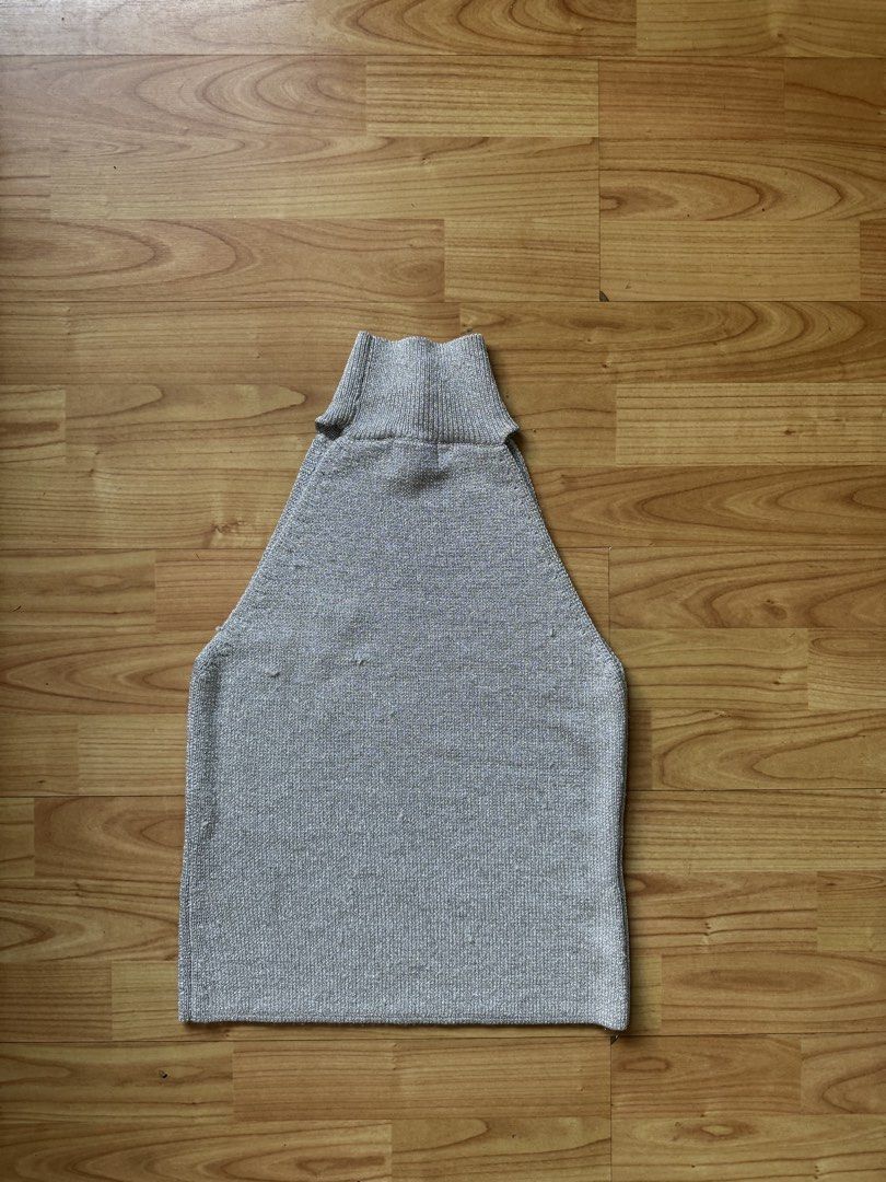 H&M Silver Halteneck Top (Category: Sleeveless) located in Rizal. Submitted by suuhhhbrinuh (Listing ID 1464626608, Image 1). Description: perfect for going out top super good quality—thick fabric!.