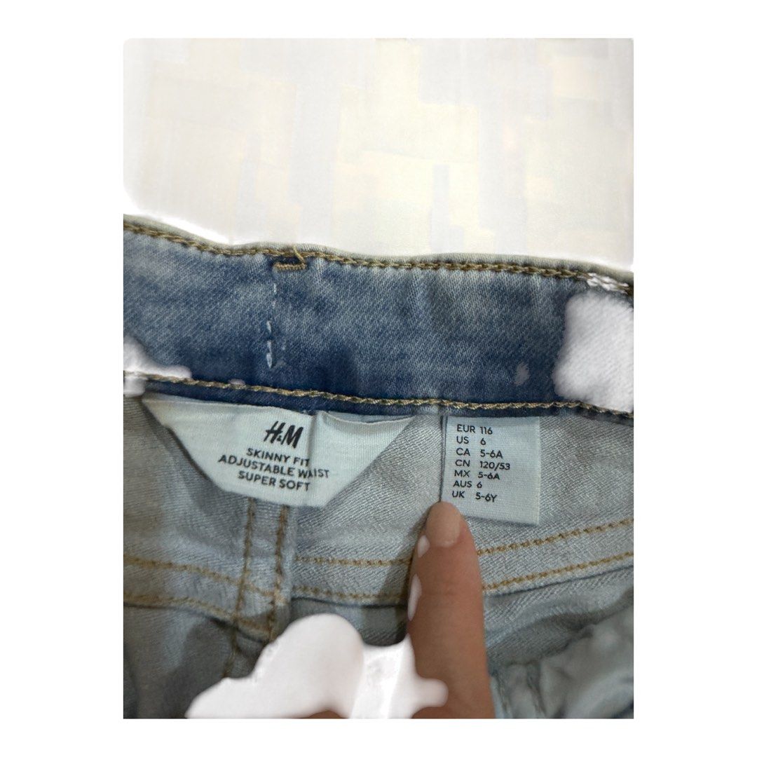 H&M Skinny jeans (Category: Babies & Kids Fashion) located in Lipa City. Submitted by lifestyled (Listing ID 1464695049, Image 3). Description: H&M Skinny Jeans Brand new with tags Size 5-6 Bottom- W-12” L- 27” 💯 Authentic.