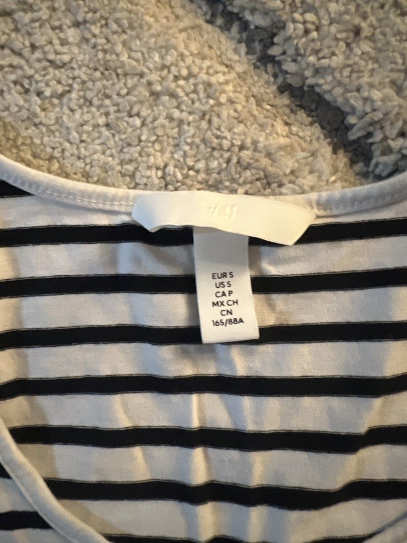 H&M Striped cropped Tank Top Size S (Category: Sleeveless) located in Quezon. Submitted by lovdogs (Listing ID 1464629139, Image 2). Description: - H&M Black and White Striped Tank Top - Size: S - Basic staple piece, great for layering or wearing alone - Comfortable material.