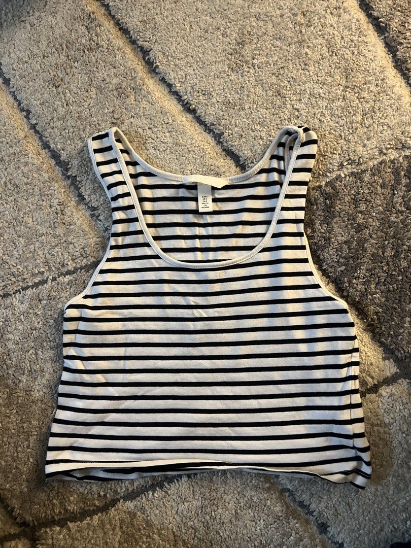 H&M Striped cropped Tank Top Size S (Category: Sleeveless) located in Quezon. Submitted by lovdogs (Listing ID 1464629139, Image 1). Description: - H&M Black and White Striped Tank Top - Size: S - Basic staple piece, great for layering or wearing alone - Comfortable material.