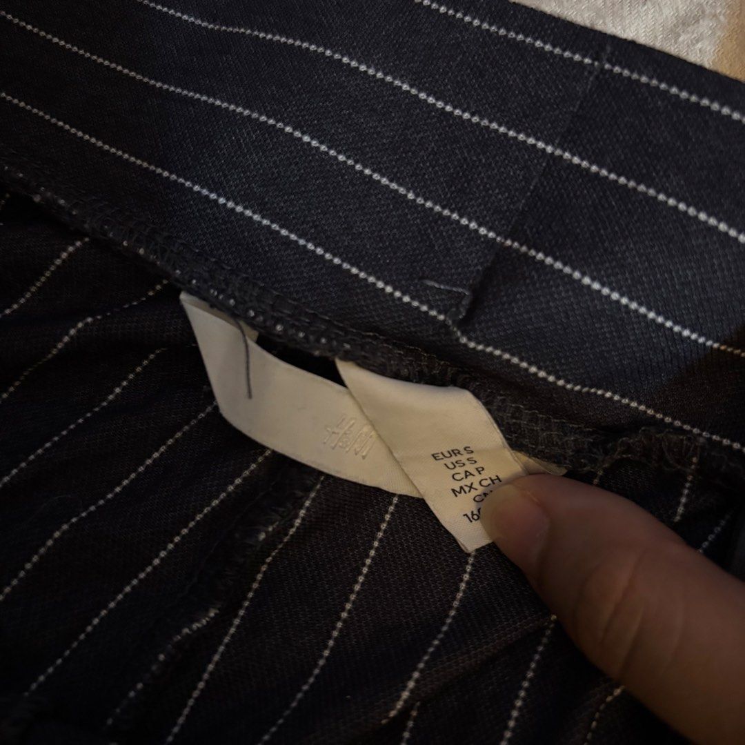 H&M Striped Wide Leg Pants (Category: Jeans) located in Cainta. Submitted by kairus.luckyfind (Listing ID 1464655733, Image 2). Description: FITS M -L - Dark grey pants with subtle white pinstripes - Flattering high-waisted fit - Trendy wide-leg silhouette - Functional pockets for convenience - Made from comfortable fabric - Perfect for both casual outings and professional settings - Effortlessly easy to style.