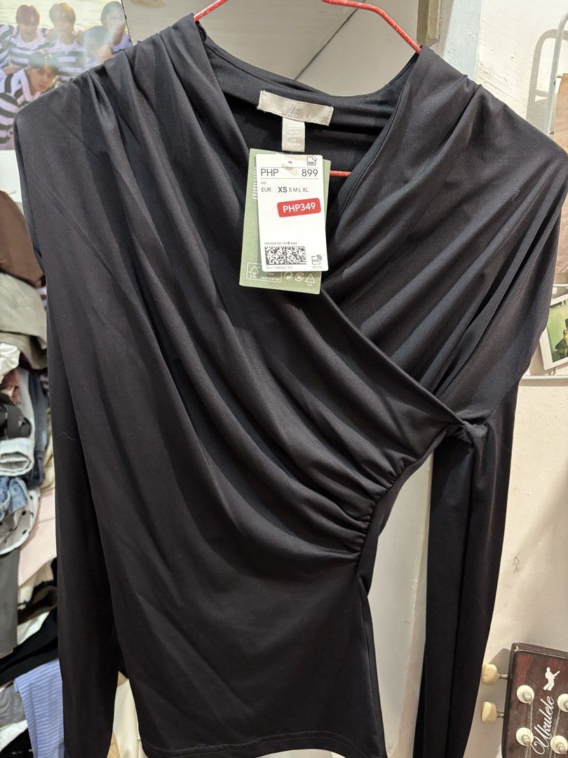 H&M Women's Formal Top (Category: Blouses) located in Quezon City. Submitted by den.declutters (Listing ID 1464598830, Image 1). Description: .