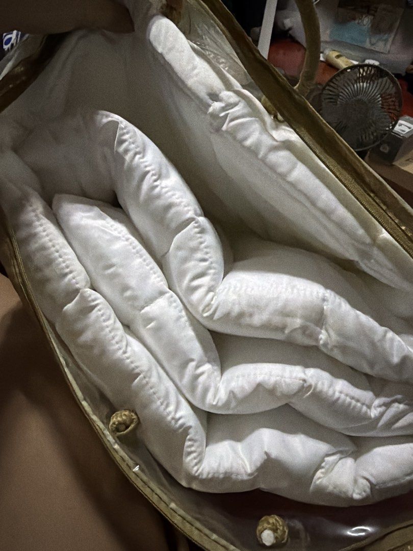 HOME de Luxe Double Comforter Blanket 80" x 90" (Category: Bedding & Towels) located in Manila. Submitted by finderskeepersmnl_092026 (Listing ID 1464725518, Image 2). Description: - Brand: HOME de Luxe - Item: Double comforter blanket - Size: 80 x 90 inches - Color: Crisp white - Features: All-season fiber fill, temperature control, hypoallergenic, and durable - Condition: Blanket is clean and unused; stored in original zippered clear plastic ba