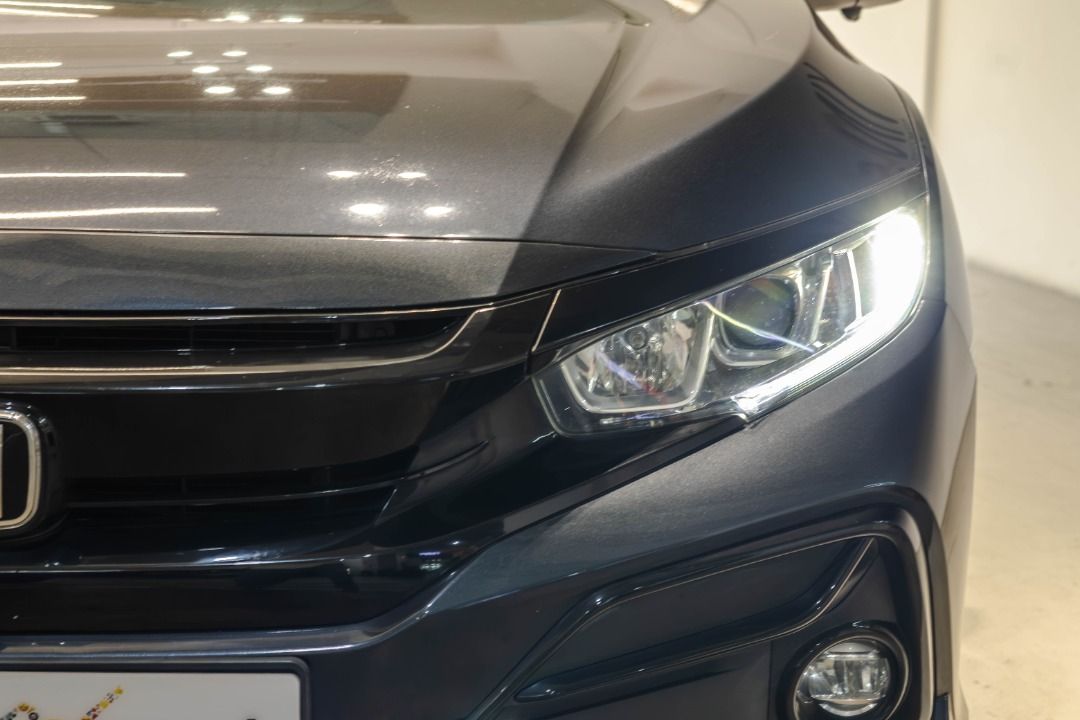 Honda Civic 1.6A VTi Auto (Category: Used Cars) located in Singapore. Submitted by vinsautogroup (Listing ID 1464636752, Image 3). Description: Consignment Unit Vehicle Features: 1.6L I-VTEC engine, 123bhp, Earth Dreams CVT transmission with paddle shift, multi steering and cruise control, keyless entry and push start/stop. Accessories: Leather upholstery, sports rim, factory fitted touchscreen audio with CarPlay, reverse sensor and camera, retra