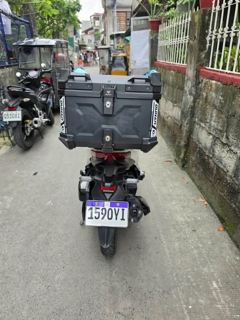 Honda Click V3 2023 (Category: Motorbikes for Sale) located in Makati City. Submitted by johnjoran78513 (Listing ID 1464586201, Image 2). Description: Honda Click v3 (2023) - New Tires - With MDL - Top Box - First Owner (Sept 2027 next registration) - 2 Keys - 33k ODO RFS: Need funds Negotiable upon viewing Loc: STA ANA, TAGUIG.