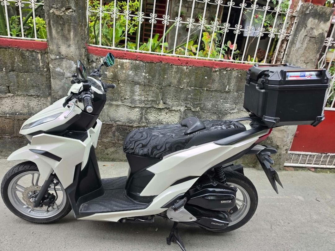 Honda Click V3 2023 (Category: Motorbikes for Sale) located in Makati City. Submitted by johnjoran78513 (Listing ID 1464586201, Image 3). Description: Honda Click v3 (2023) - New Tires - With MDL - Top Box - First Owner (Sept 2027 next registration) - 2 Keys - 33k ODO RFS: Need funds Negotiable upon viewing Loc: STA ANA, TAGUIG.