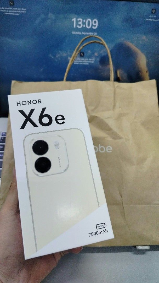 Huawei Pura90 Pro & Honor X6e (Category: Huawei) located in Paranaque City. Submitted by zhensai (Listing ID 1464632132, Image 2). Description: - Huawei Pura90s Pro (Brand New) - Honor X6e (Brand New) - Color: White - Sleek design with dual rear cameras on Honor X6e - Open Line, Na open lang sealed kahapon na exite lang tignan. with receipt..