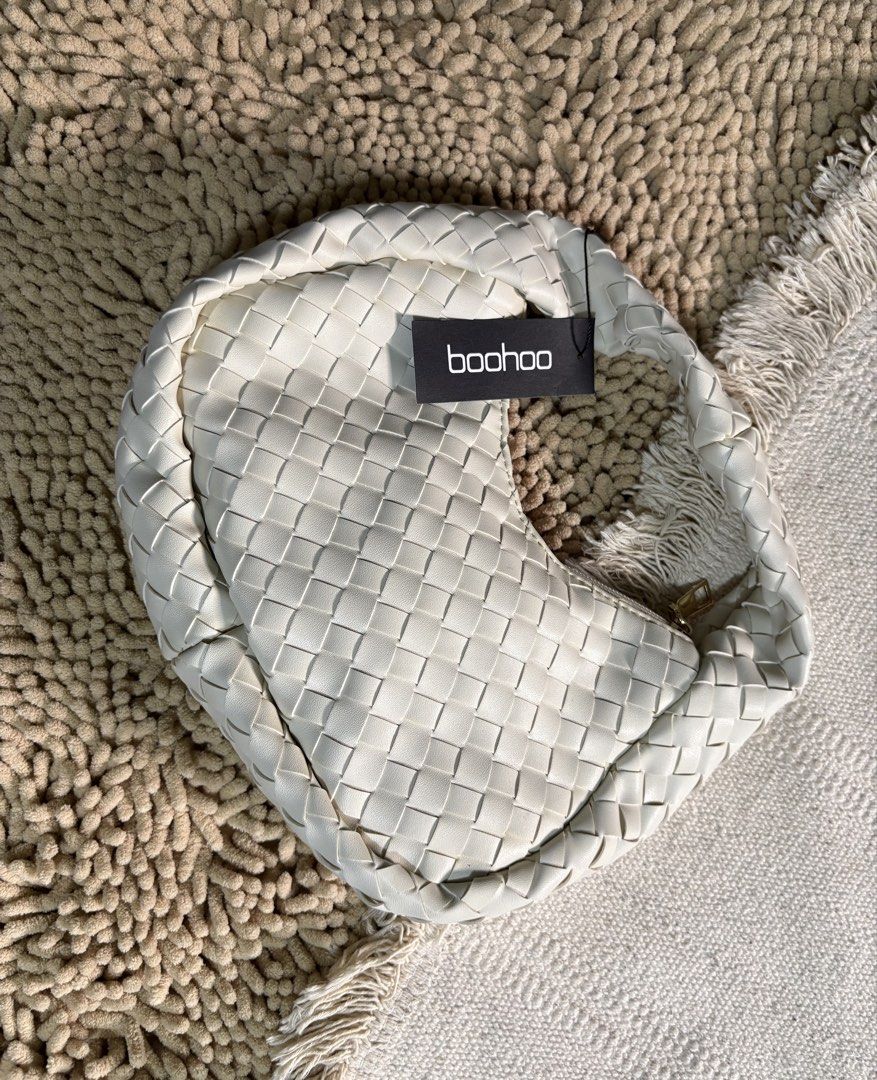 Imported boohoo Mini hand/kili bag white (Category: Shoulder Bags) located in Quezon City. Submitted by heartshop.ph (Listing ID 1464574716, Image 1). Description: Woven leather design Imported .