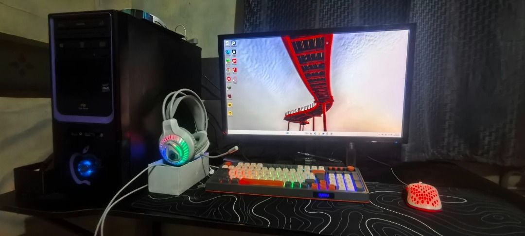 Intel Core i5 Desktop PC - 8GB RAM, 466GB Storage (Category: Desktops) located in Taguig. Submitted by slime824 (Listing ID 1464622202, Image 1). Description: - Intel(R) Core(TM) i5-8265U CPU @ 1.60GHz - 8GB RAM - 466GB Storage - Ideal for everyday use and work tasks - include (monitor, keyboard, mouse, mousepad).