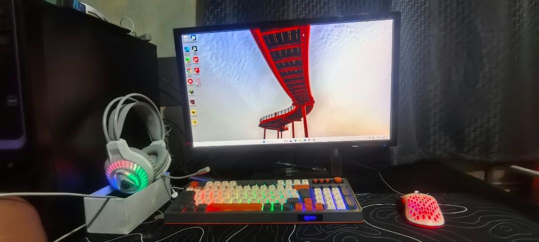 Intel Core i5 Desktop PC - 8GB RAM, 466GB Storage (Category: Desktops) located in Taguig. Submitted by slime824 (Listing ID 1464622202, Image 2). Description: - Intel(R) Core(TM) i5-8265U CPU @ 1.60GHz - 8GB RAM - 466GB Storage - Ideal for everyday use and work tasks - include (monitor, keyboard, mouse, mousepad).