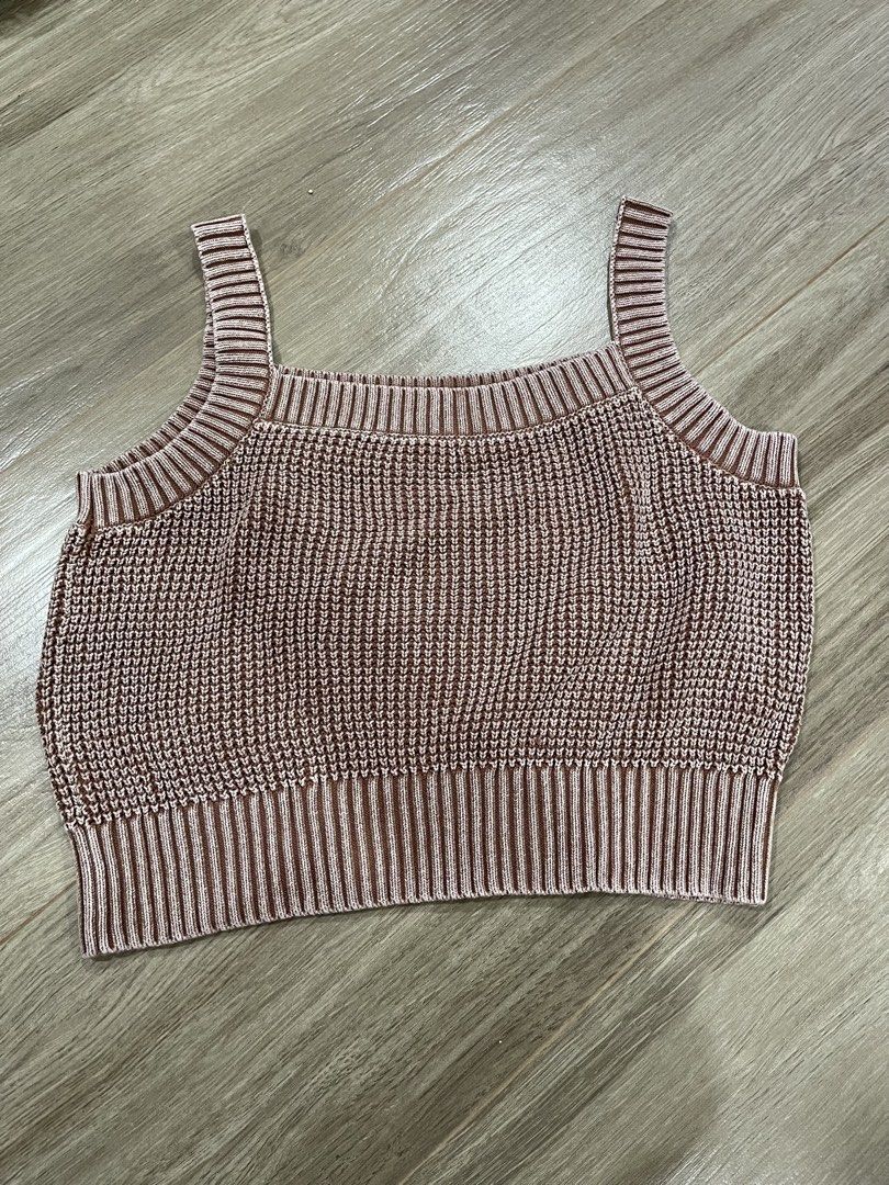 Intique Crop knit Top (Category: Others Tops) located in Baguio. Submitted by pawsome_closet (Listing ID 1464716543, Image 2). Description: Small - medium.
