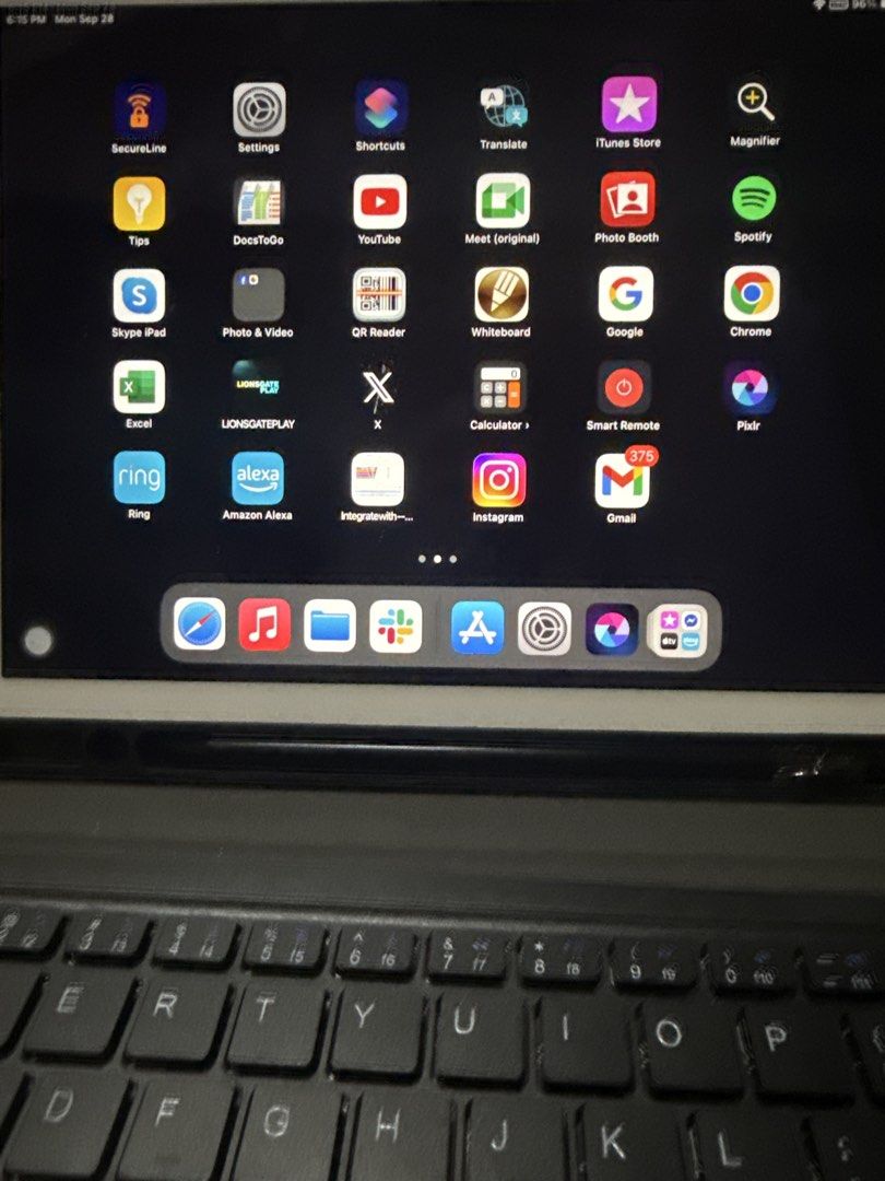 iPad Air 2 (Category: iPad) located in Paranaque City. Submitted by goldboxph (Listing ID 1464670923, Image 3). Description: iPad Air 2 with case, keyboard, and generic pen.