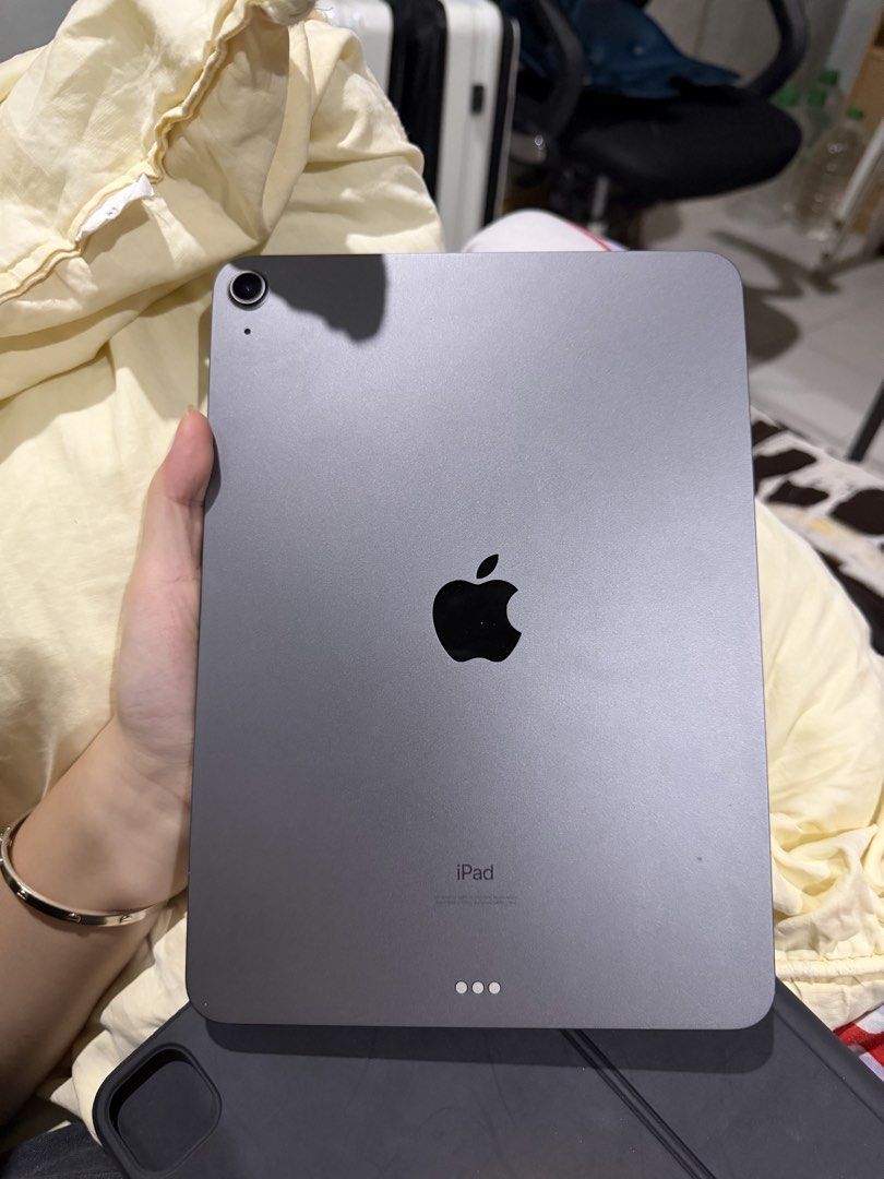 iPad Air 4th generation, 64GB, Space Gray with Apple Keyboard (Category: iPad) located in Cagayan de Oro. Submitted by jammyjane (Listing ID 1464703769, Image 3). Description: Selling my ipad Air 64GB barel used cause I have a mac :) RFS: Barely used and storage too small for me! .