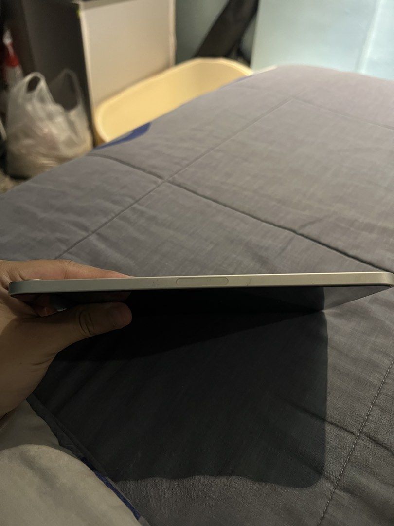Ipad Mini 6th Gen (Category: iPad) located in Malabon City. Submitted by pattyy3183 (Listing ID 1464669431, Image 3). Description: - iPad Mini 6th Generation - 256GB storage - Silver color - Small dent on the left side - Scratches present from Apple Pencil use - iPad only Can meet half way and still negotiable Rfs: New Ipad.