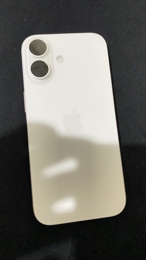 IPHONE 17 256GB WHITE (Category: iPhone 17 Series) located in Quezon City. Submitted by pingg26 (Listing ID 1464746179, Image 2). Description: Iphone 17 256gb Color White 99% battery health Like new Under warranty No issue No dents Unit, Case and Charger only (Naiwan yung box sa province) 📍Quezon City .
