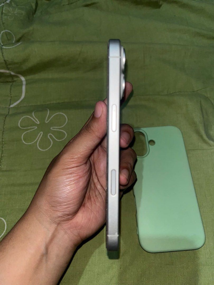 IPHONE 17 WHITE 256GB (Category: iPhone 17 Series) located in Manila. Submitted by imyej04 (Listing ID 1464721562, Image 2). Description: FOR SALE‼️ Iphone 17 white 256gb •Lady Owned •Factory Unlock •92BH •NO HISTORY OF REPAIR •SMOOTH, NO DENTS •UNIT and CASE only DM ME FOR MORE DETAILS📩 📍TONDO MANILA.