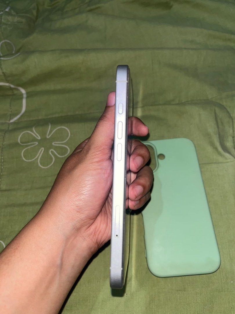 IPHONE 17 WHITE 256GB (Category: iPhone 17 Series) located in Manila. Submitted by imyej04 (Listing ID 1464721562, Image 3). Description: FOR SALE‼️ Iphone 17 white 256gb •Lady Owned •Factory Unlock •92BH •NO HISTORY OF REPAIR •SMOOTH, NO DENTS •UNIT and CASE only DM ME FOR MORE DETAILS📩 📍TONDO MANILA.