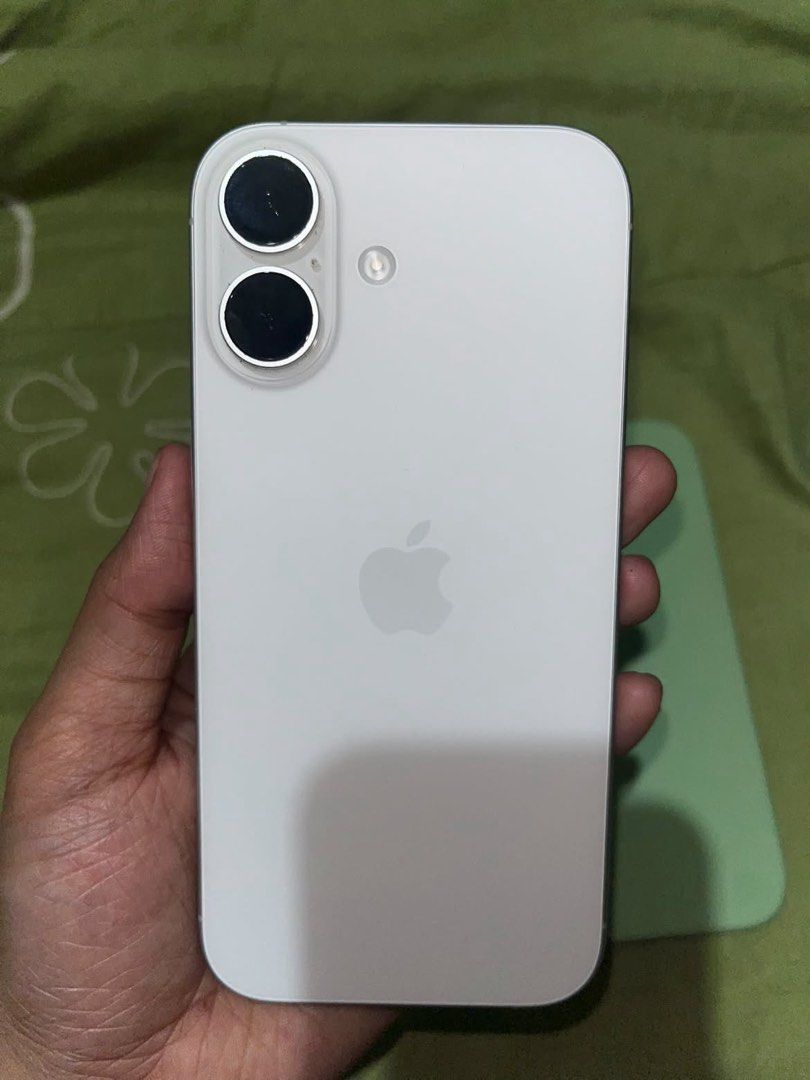 IPHONE 17 WHITE 256GB (Category: iPhone 17 Series) located in Manila. Submitted by imyej04 (Listing ID 1464721562, Image 1). Description: FOR SALE‼️ Iphone 17 white 256gb •Lady Owned •Factory Unlock •92BH •NO HISTORY OF REPAIR •SMOOTH, NO DENTS •UNIT and CASE only DM ME FOR MORE DETAILS📩 📍TONDO MANILA.