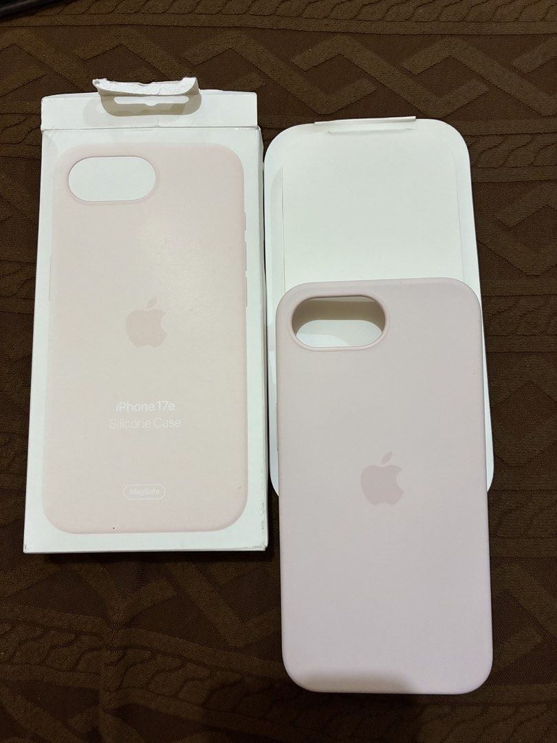 Iphone 17e Case (Category: Cases & Sleeves) located in Quezon City. Submitted by aiceedums (Listing ID 1464632874, Image 1). Description: Selling my Iphone 17e Original apple case. Good As new. *Negotiable.
