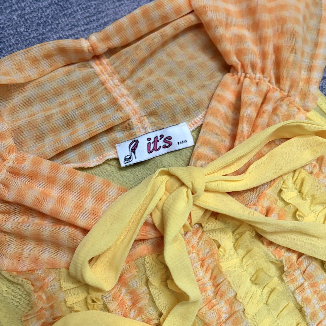 It's Paris Vertical Ruffled Tops (Category: Sleeveless) located in Batangas. Submitted by bermudaph.2 (Listing ID 1464680700, Image 3). Description: .
