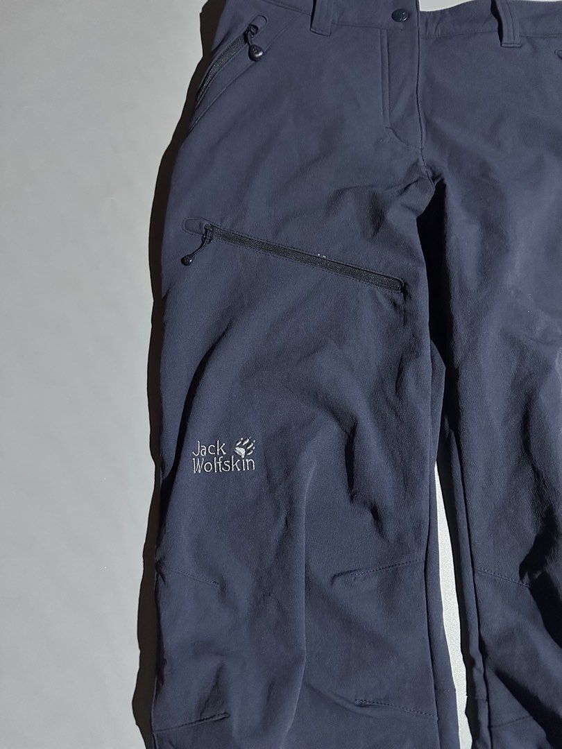 JACK WOLFSKIN TRAIL PANTS (Category: Activewear) located in Makati City. Submitted by js.street.finds (Listing ID 1464680012, Image 3). Description: width 32 length 40 hem 8.