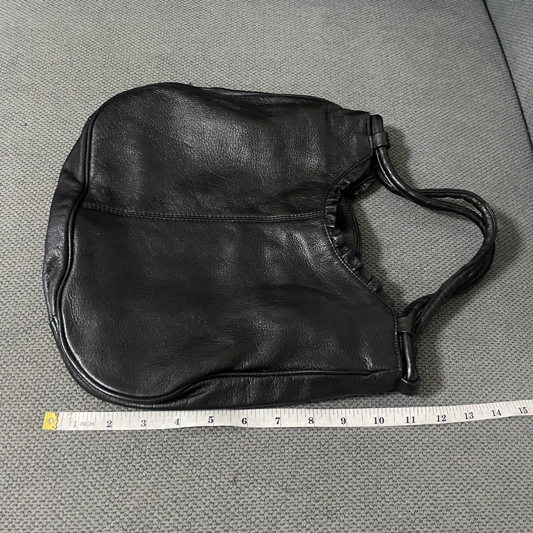 Japan Black Soft Leather Net Slouch Hand Bag (Category: Purses & Pouches) located in Silang. Submitted by f4iry4rch1ve (Listing ID 1464578273, Image 2). Description: Japan Black Soft Leather Net Slouch Hand Bag 300 php+ sf Dimensions: view the pictures above -from Japan -3 compartments -fits a lot of things - actual photos Note: Colors may vary due to lighting Please message me for shipping and payment method....