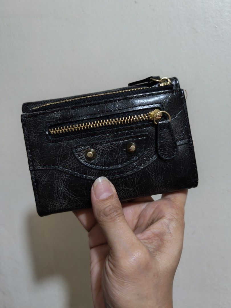 Japan Wallet (Category: Wallets & Card holders) located in Quezon City. Submitted by uydaisy1979 (Listing ID 1464611183, Image 1). Description: Unused.