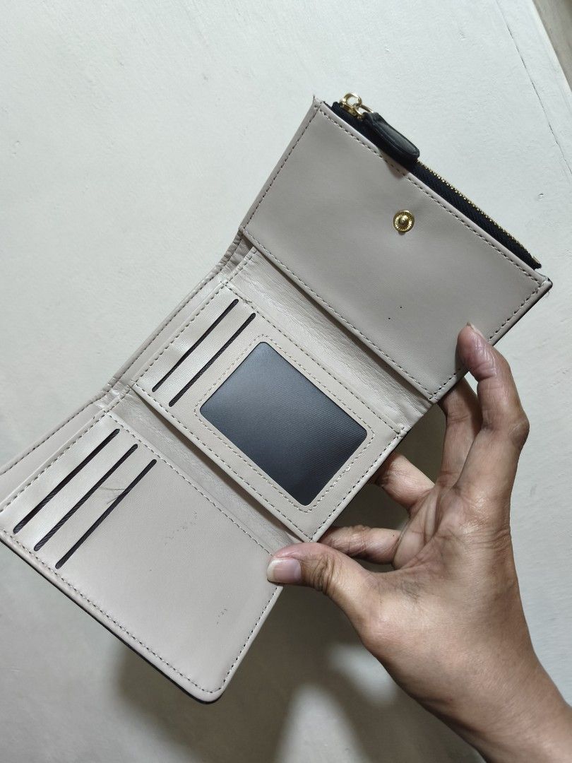 Japan Wallet (Category: Wallets & Card holders) located in Quezon City. Submitted by uydaisy1979 (Listing ID 1464611183, Image 3). Description: Unused.