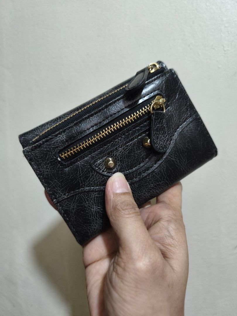 Japan Wallet (Category: Wallets & Card holders) located in Quezon City. Submitted by uydaisy1979 (Listing ID 1464611183, Image 2). Description: Unused.