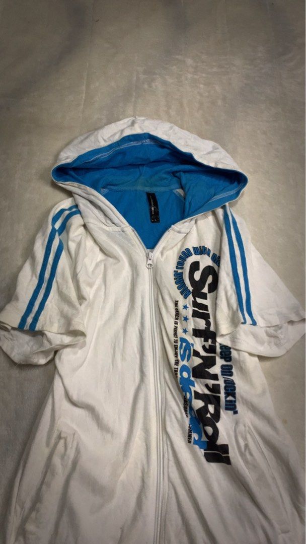 Japanese hoodie (Category: Coats, Jackets and Outerwear) located in Aloran. Submitted by cowskin_927 (Listing ID 1464571068, Image 2). Description: Japanese hoodie Sise medium 20 x 26 No flaws.