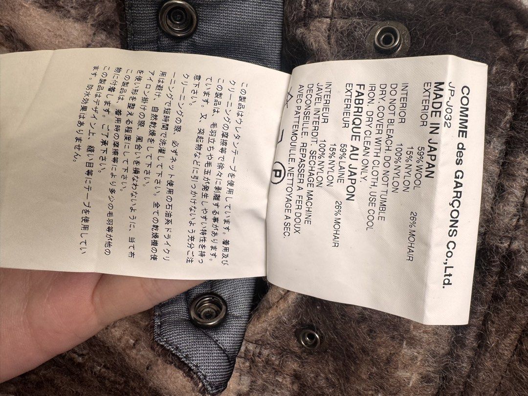 JUNYA WATANABE COMME des GARÇONS Plaid Wool Jacket M 川久保玲 （分類：外套及戶外衣服）位於 Hong Kong。 由 qd_z_ 提交（商品編號 1464671038，圖片 4）。簡介： 日本買，正品川久保玲，拍照超級出片，短腰適合現在流行元素，格仔今年大熱！拍過太多次照，清衣櫃。 Cool plaid jacket from Junya Watanabe. Made in Japan. Features a wool blend with nylon details. Has a zip-up front and button closures. Two front pockets and a chest pocket. Size S-M. Great for layering. 。