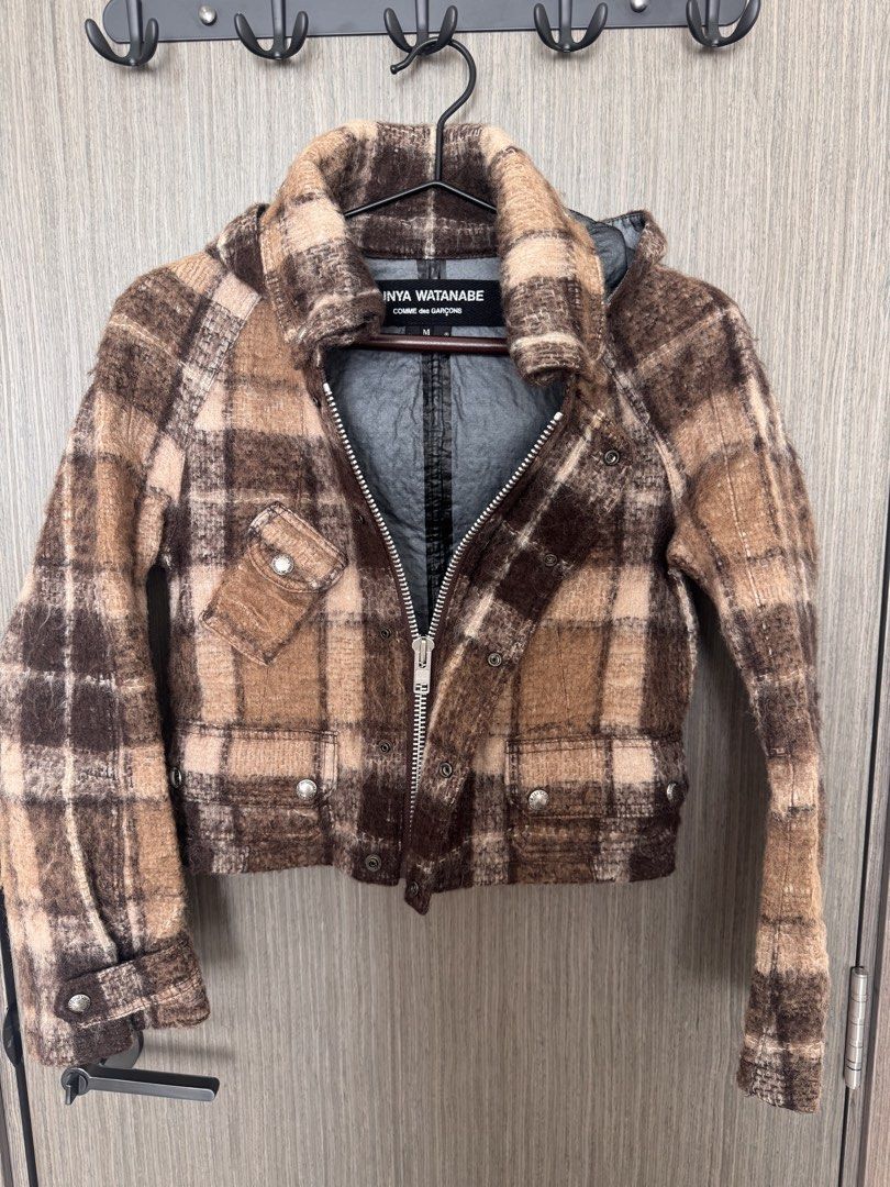 JUNYA WATANABE COMME des GARÇONS Plaid Wool Jacket M 川久保玲 （分類：外套及戶外衣服）位於 Hong Kong。 由 qd_z_ 提交（商品編號 1464671038，圖片 1）。簡介： 日本買，正品川久保玲，拍照超級出片，短腰適合現在流行元素，格仔今年大熱！拍過太多次照，清衣櫃。 Cool plaid jacket from Junya Watanabe. Made in Japan. Features a wool blend with nylon details. Has a zip-up front and button closures. Two front pockets and a chest pocket. Size S-M. Great for layering. 。