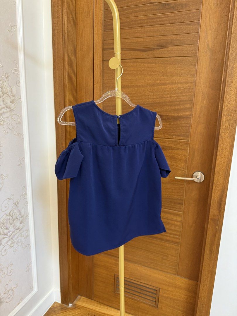 Kamiseta: Top in Blue (Category: Blouses) located in Quezon City. Submitted by vpauline (Listing ID 1464704894, Image 3). Description: 10/10.