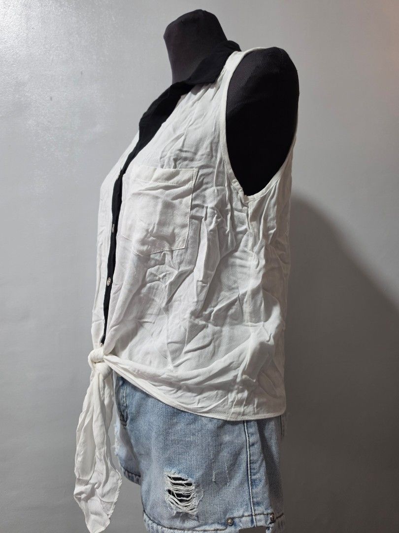Karen Kane White Tie-Front Top medium (Category: Sets or Coordinates) located in Paranaque City. Submitted by franinnashop (Listing ID 1464634930, Image 2). Description: - Karen Kane white tie-front top - Black button details down the front - Size: Medium - Ideal for a casual and stylish look - Easy to mix and match with other pieces dexlutter medium to large paranque city.
