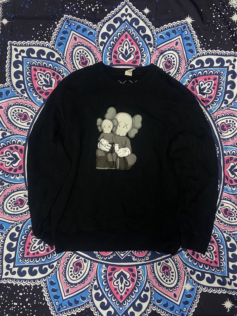 KAWS x UNIQLO LONGSLEEVE SWEATSHIRT (Category: Coats, Jackets and Outerwear) located in General Santos City (Dadiangas). Submitted by keenstone_70659e (Listing ID 1464675294, Image 1). Description: .