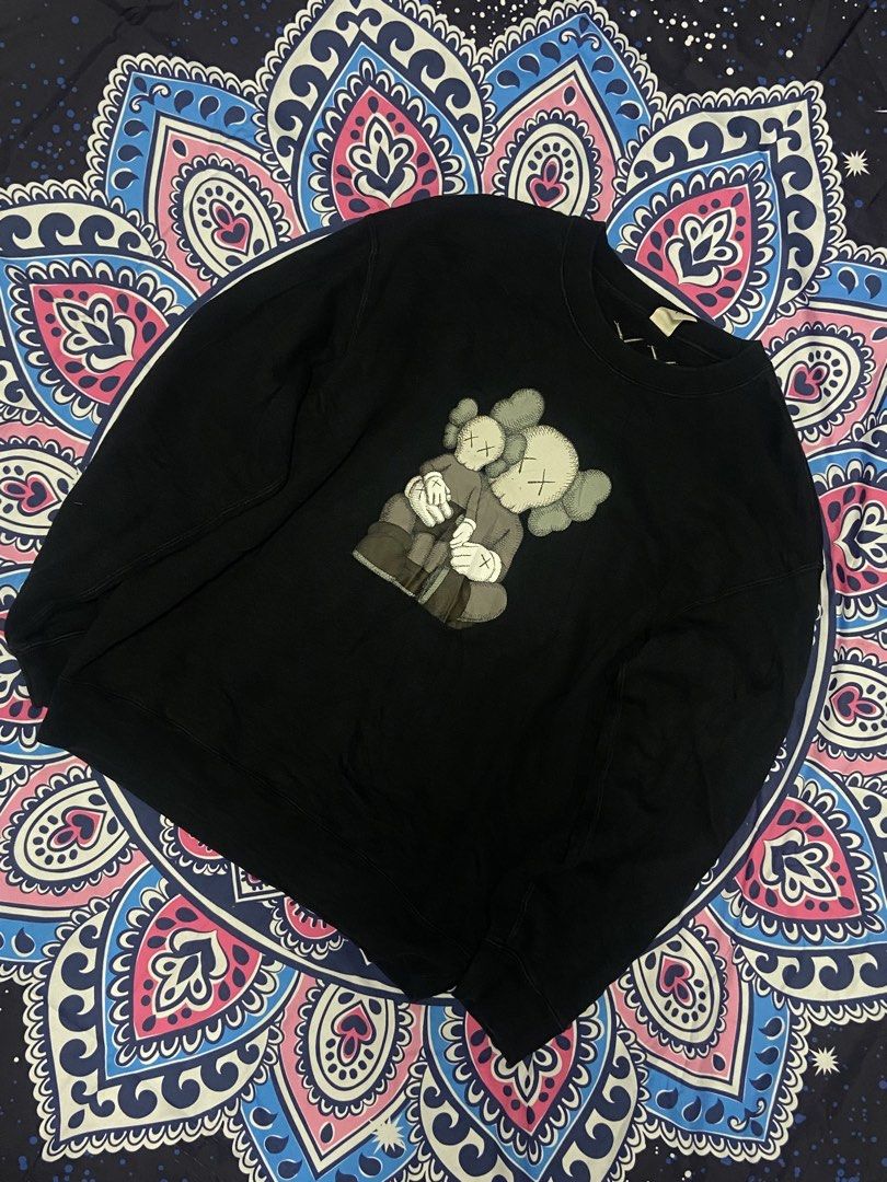 KAWS x UNIQLO LONGSLEEVE SWEATSHIRT (Category: Coats, Jackets and Outerwear) located in General Santos City (Dadiangas). Submitted by keenstone_70659e (Listing ID 1464675294, Image 2). Description: .