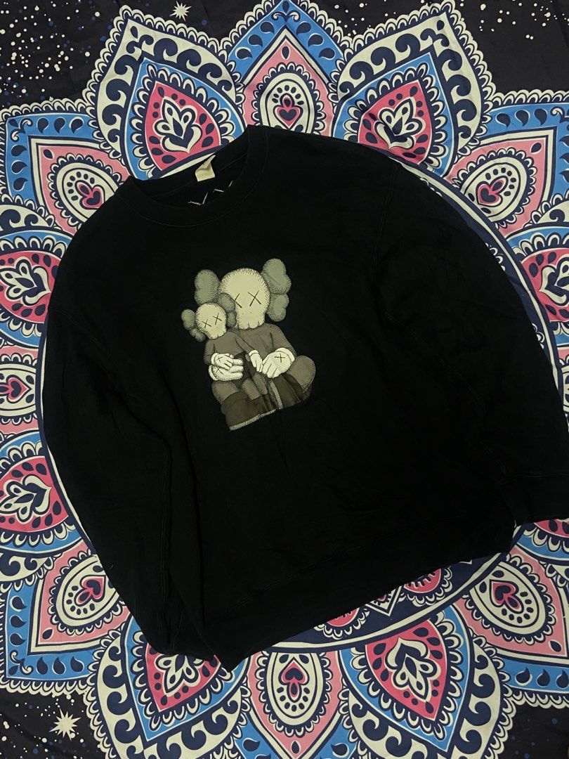KAWS x UNIQLO LONGSLEEVE SWEATSHIRT (Category: Coats, Jackets and Outerwear) located in General Santos City (Dadiangas). Submitted by keenstone_70659e (Listing ID 1464675294, Image 3). Description: .