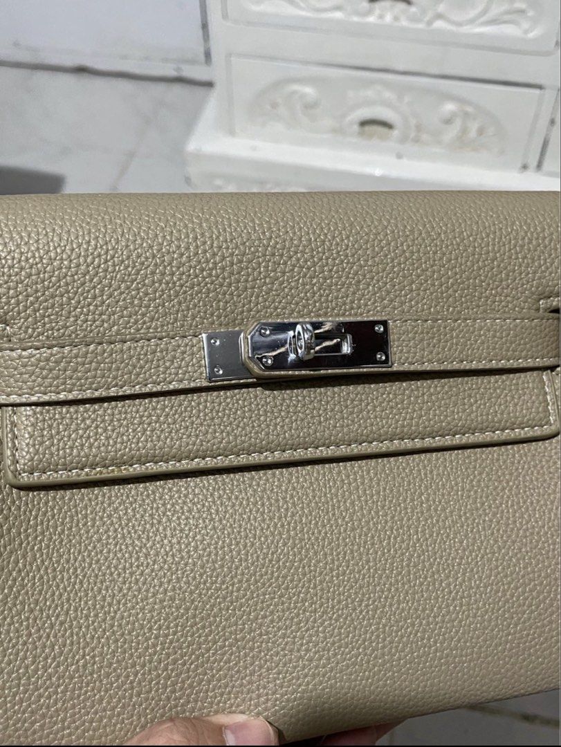 Kelly Messenger Inspired (Category: Sling Bags) located in Manila. Submitted by declutterbyron (Listing ID 1464607894, Image 2). Description: - Selling my Pre Owned Kelly Messenger PS. This is only inspired from the authentic one - full leather bag - comes with strap only no other inclusion Taguig City location during Tuesday till Sat San Pedro location during Sun and Mon.
