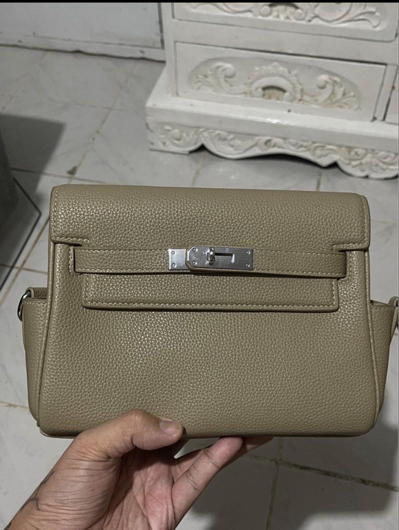 Kelly Messenger Inspired (Category: Sling Bags) located in Manila. Submitted by declutterbyron (Listing ID 1464607894, Image 1). Description: - Selling my Pre Owned Kelly Messenger PS. This is only inspired from the authentic one - full leather bag - comes with strap only no other inclusion Taguig City location during Tuesday till Sat San Pedro location during Sun and Mon.