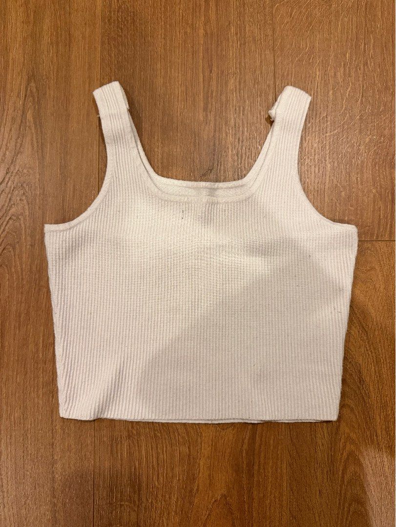 kendall and kylie Top (Category: Sleeveless) located in Paranaque City. Submitted by bbyooodaa (Listing ID 1464641030, Image 2). Description: Kendall and Kylie are not being sold anymore :(( The sleeves are sown to make it shorter but it’s easy to undo if ever you choose ti make the sleeves longer! The material is kinda a mix if cotton and corduroy.