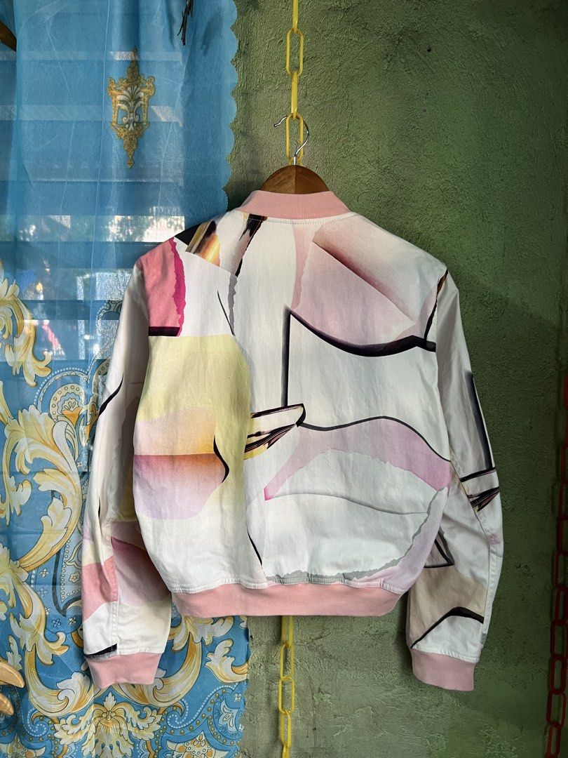 Kenzo bomber jacket women’s (Category: Coats, Jackets and Outerwear) located in Balamban. Submitted by jersey033 (Listing ID 1464764076, Image 2). Description: In great as new condition No issues COLORATE 9.8/10 .