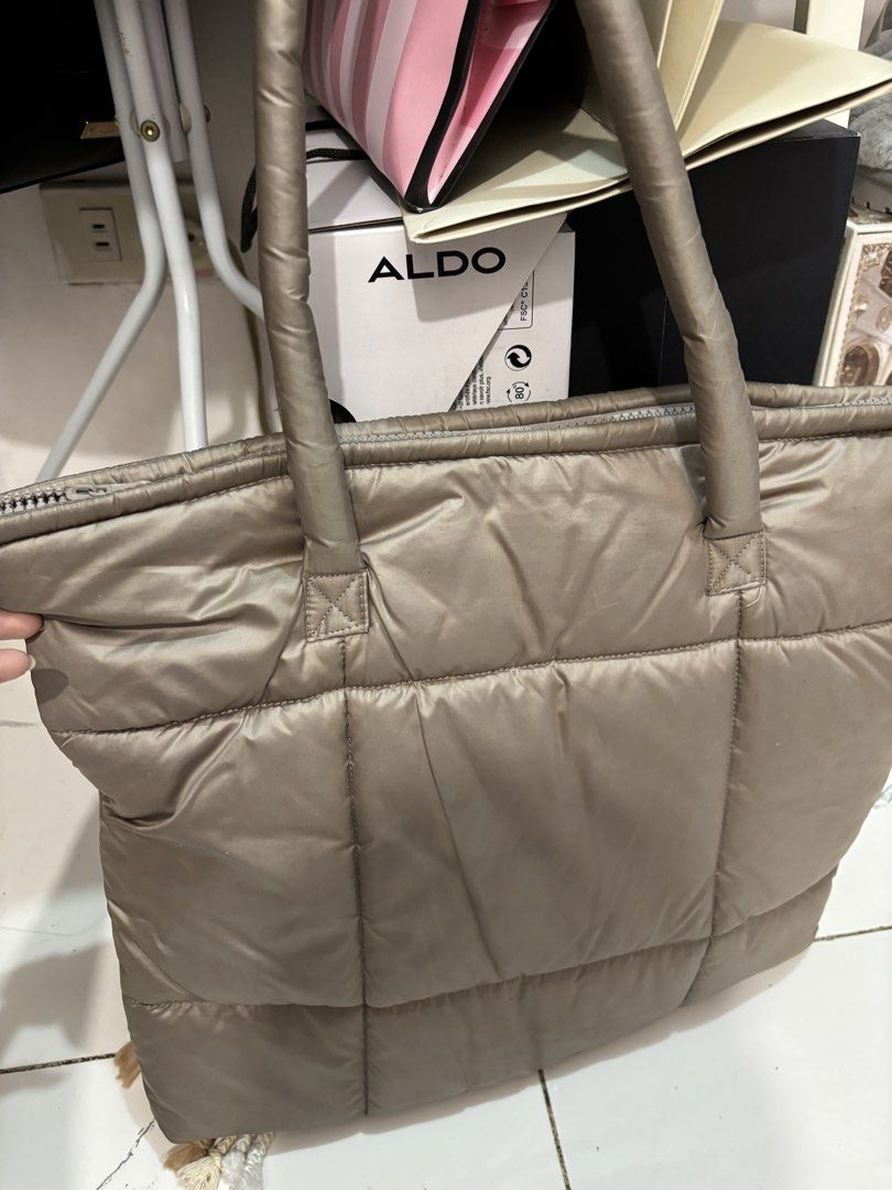 Khuvi Puffy Tote Bag (Category: Shoulder Bags) located in Quezon City. Submitted by den.declutters (Listing ID 1464579078, Image 3). Description: .