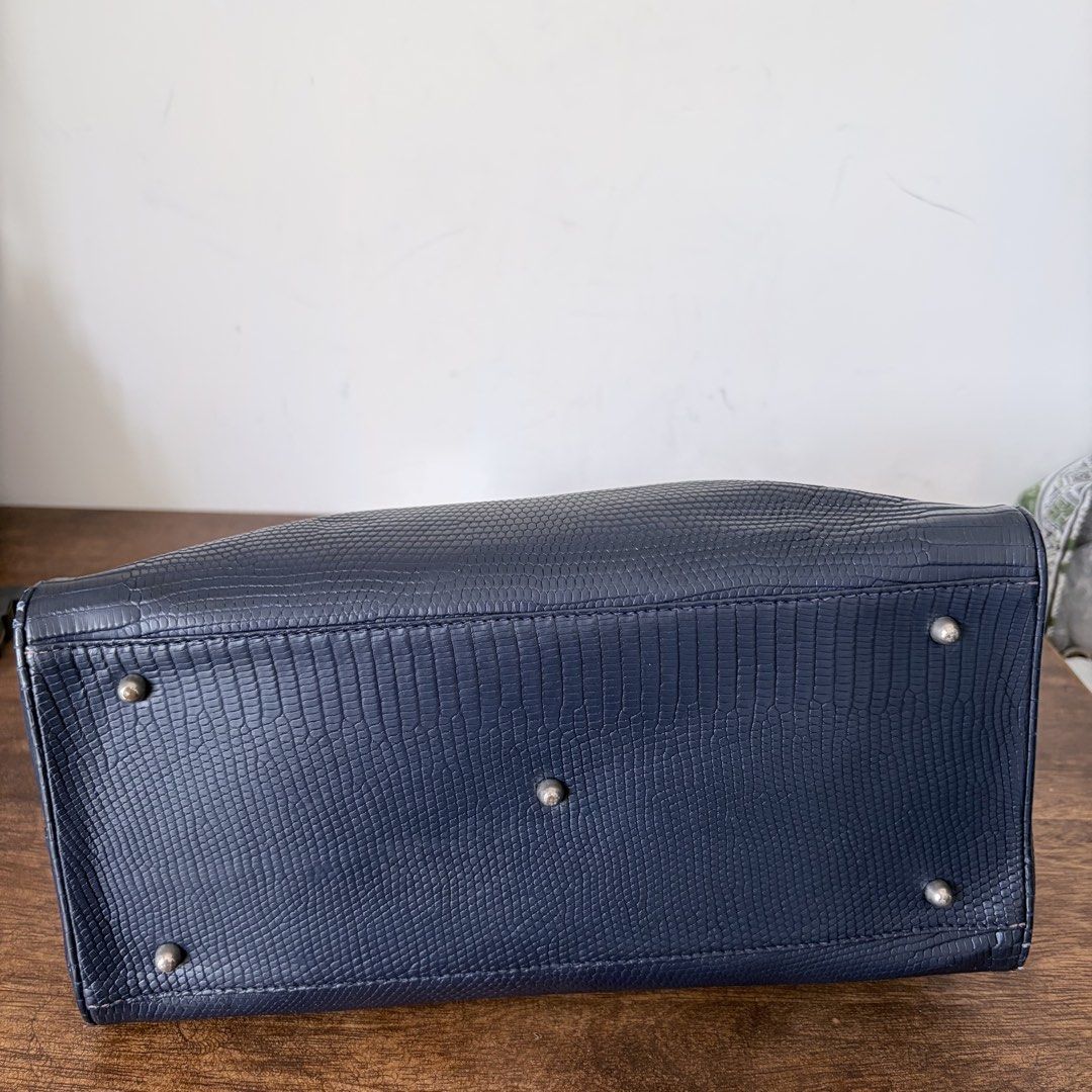 Kwanpen classic vintage navy lizard 🦎 handbag birkin bag經典中古復古柏金包蜥蜴皮手提袋手袋#V415 （分類：手袋及銀包）位於 Hong Kong。 由 topbrandselln 提交（商品編號 1464658126，圖片 3）。簡介： 相已齊 順豐到付 絕版罕有 百搭易襯 新舊如圖 有些變形 合粗用 上身十分靚好看搶眼 約29x19cm。